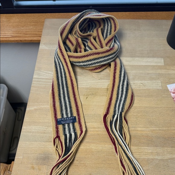 Authentic Long Skinny Burberry Wool Scarf with Fringe - Picture 4 of 7